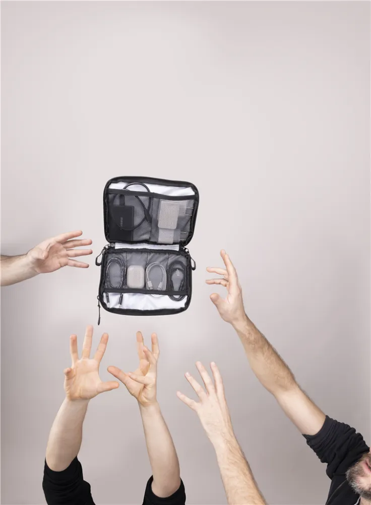 Kabeltasche TROIKA BLACK TECH POUCH 2, schwarz – Bild 4