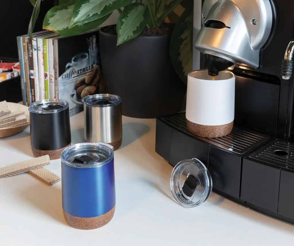 Kleine Vakuum-Kaffeetasse aus RCS rSteel & Kork, blau – Bild 6