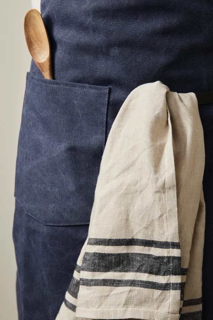VINGA Tome Schürze aus GRS recyceltem Canvas, navy blau – Bild 5