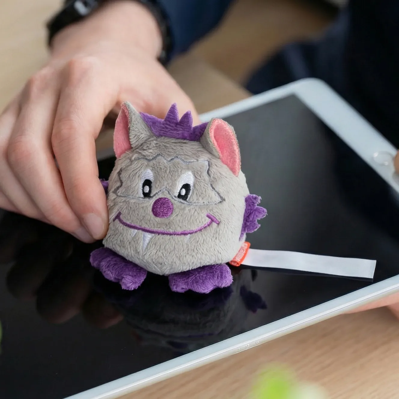 Schmoozies® Monster, hellgrau – Bild 3