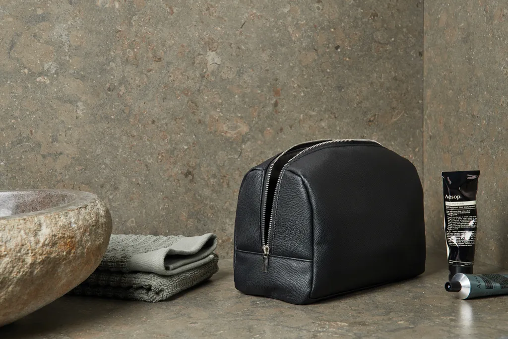 VINGA Bermond Kulturtasche aus RCS recyceltem PU, schwarz – Bild 9