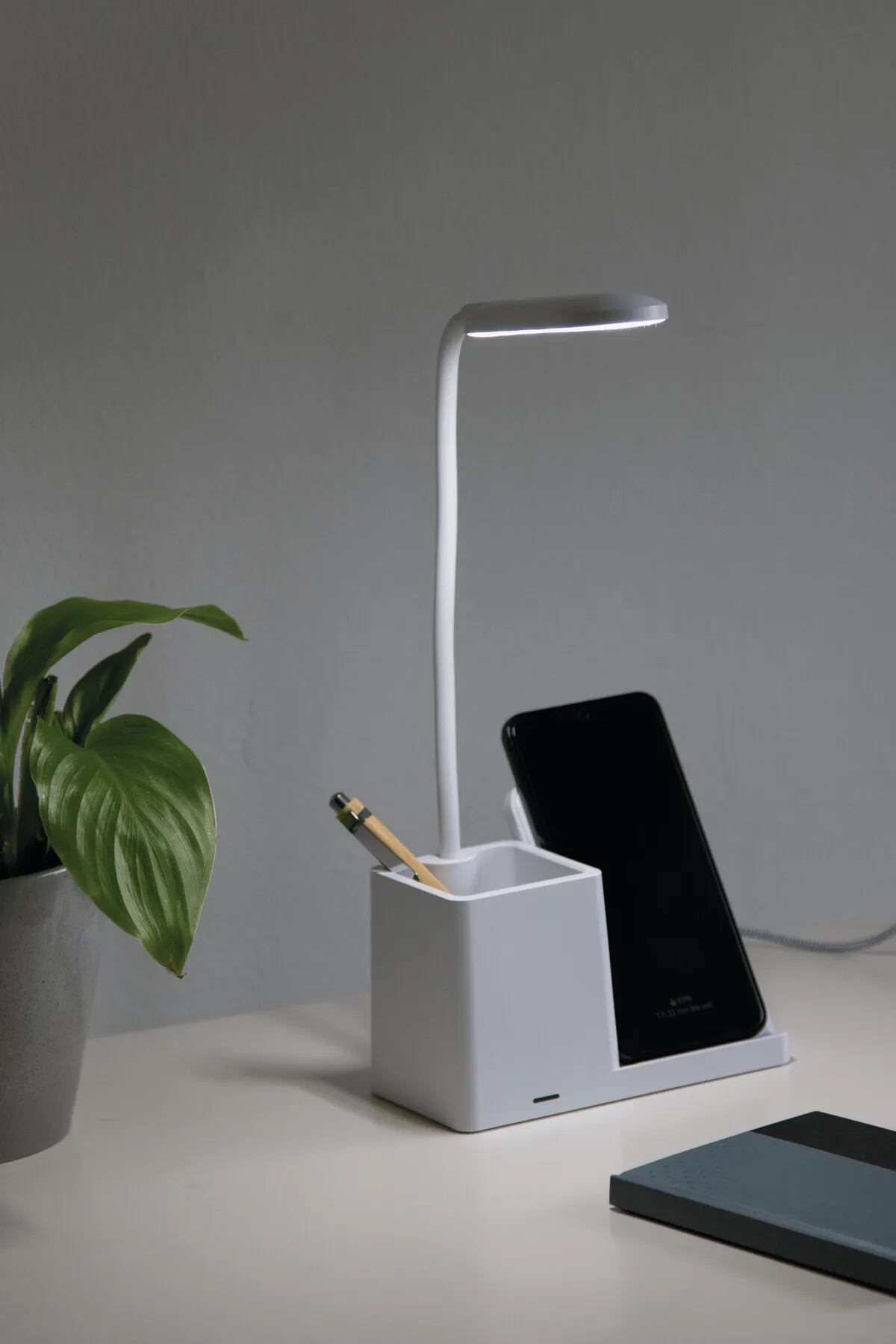 LIGHT & CHARGE - Schreibtischlampe mit Ladestation weiß, weiß – Bild 12