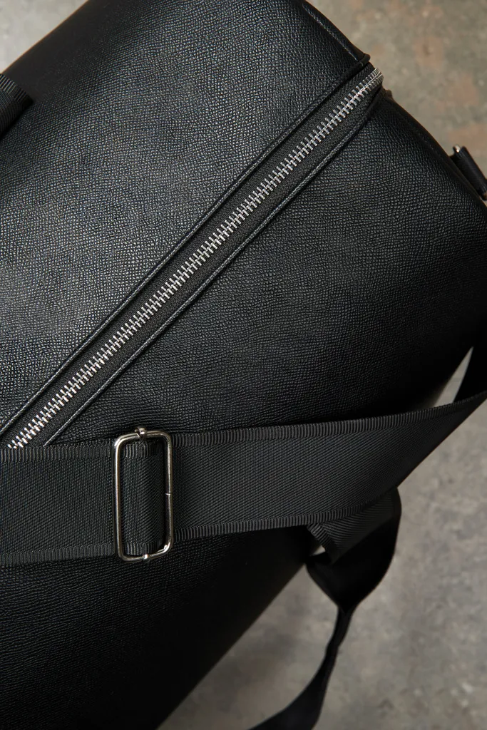 VINGA Bermond Wochenendtasche aus RCS recyceltem PU, schwarz – Bild 11